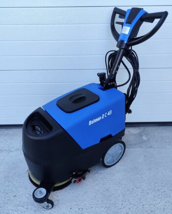 Bohman 2 C 43 – predný pohľad na profesionálny podlahový čistiaci stroj s 43 cm záberom.