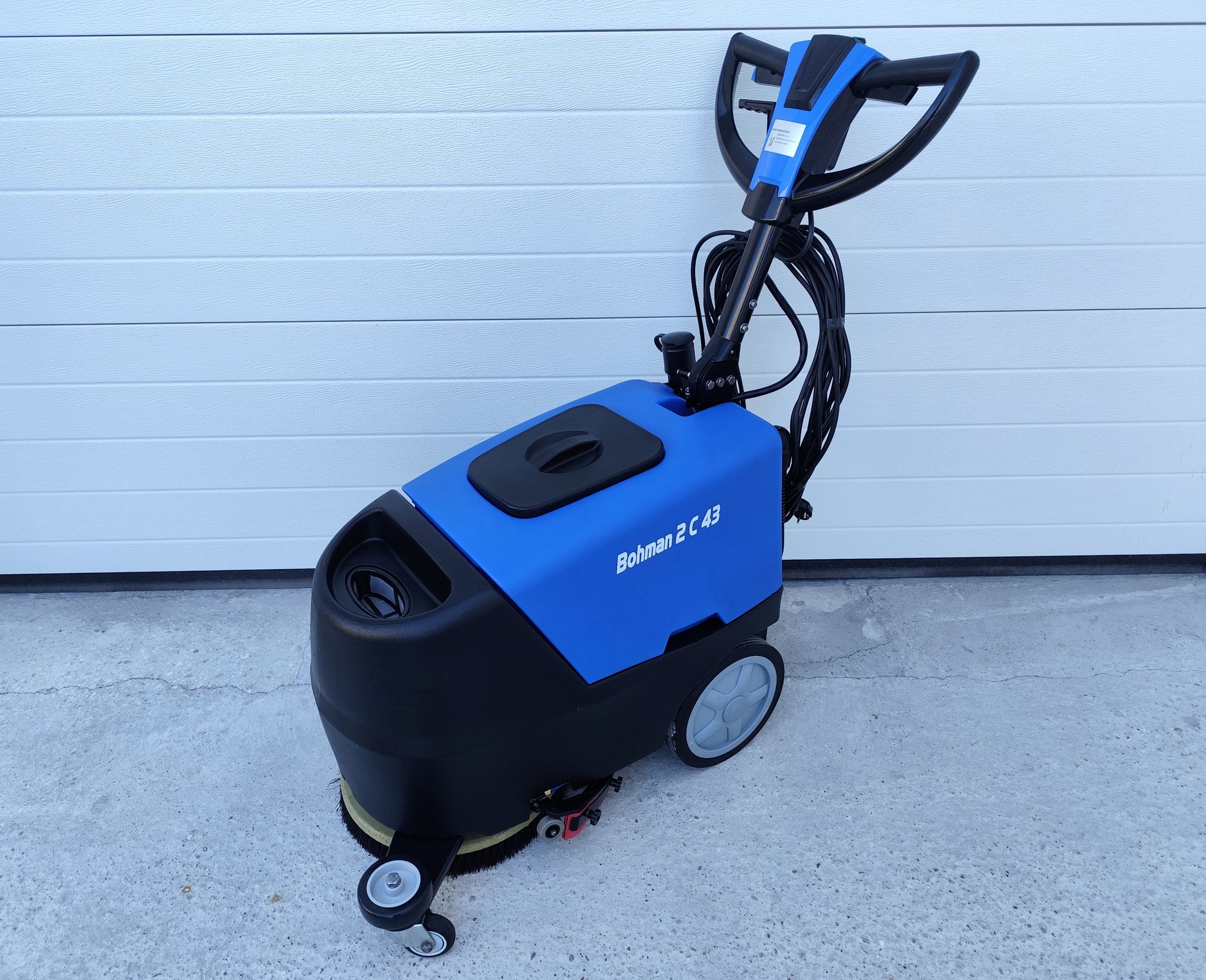 Bohman 2 C 43 – predný pohľad na profesionálny podlahový čistiaci stroj s 43 cm záberom.