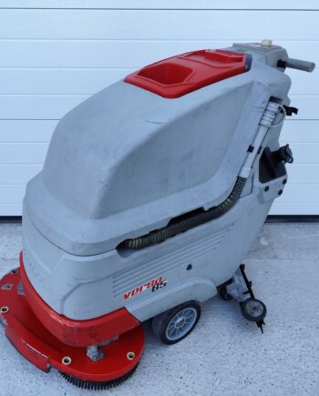 Podlahový čistiaci stroj Comac Versa 65 BT – predný pohľad s kefovou hlavou a 65 cm záberom.