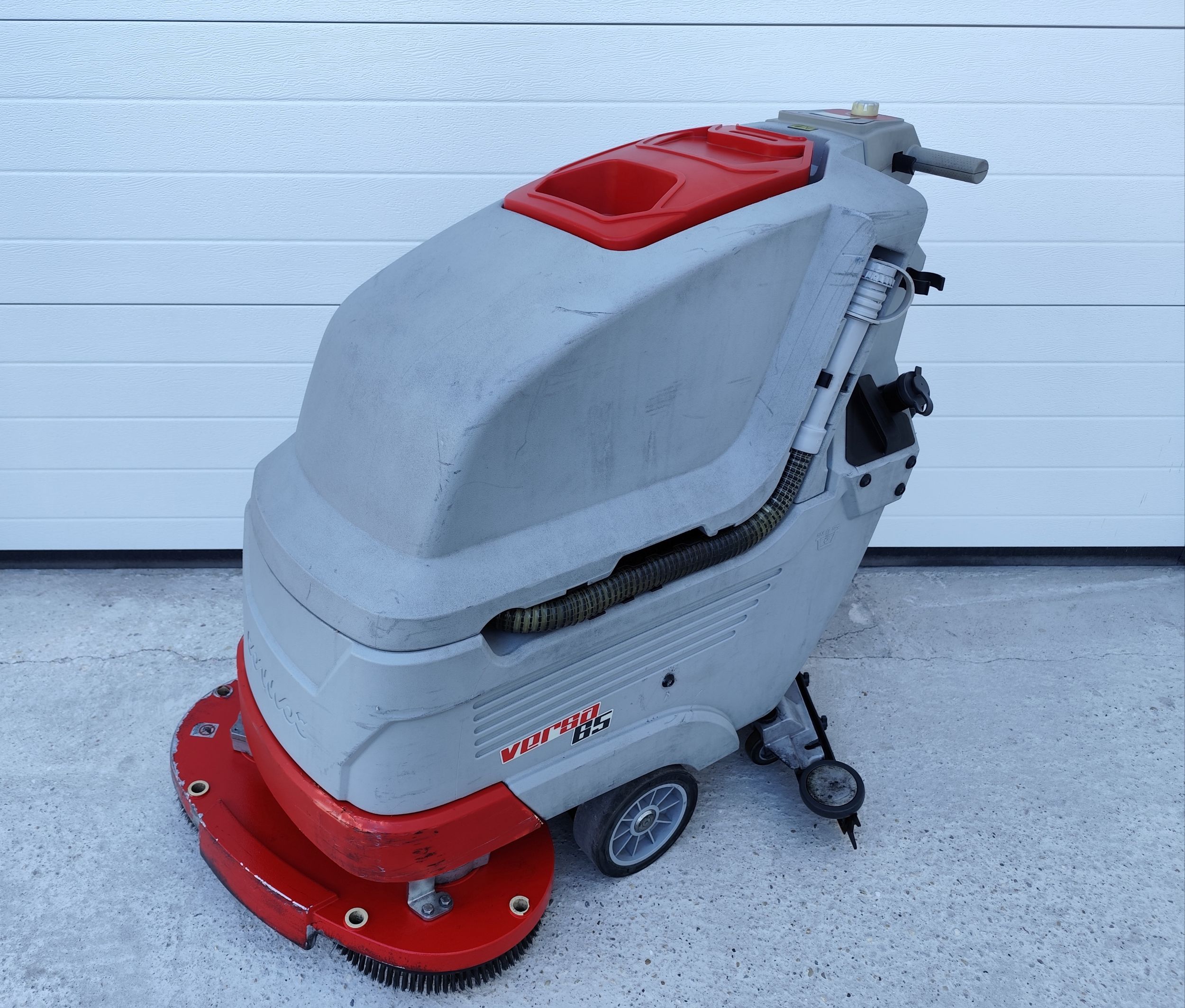 Podlahový čistiaci stroj Comac Versa 65 BT – predný pohľad s kefovou hlavou a 65 cm záberom.